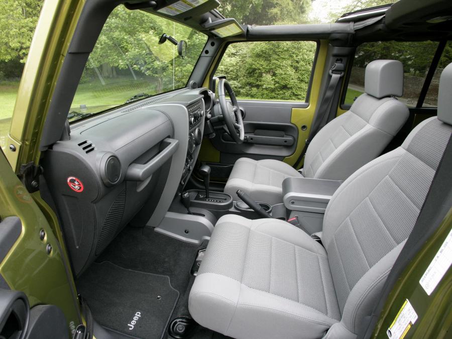  Jeep Wrangler Sahara Unlimited 2007 года  (UK) (фото 2 из 26)